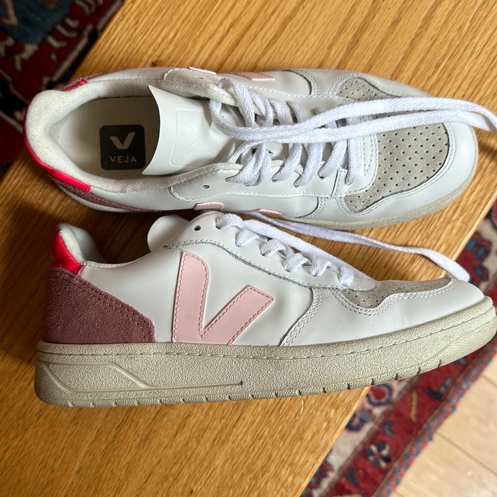 Vera V-10 Sneakers size 38 (7) white and pink in excellent condition.